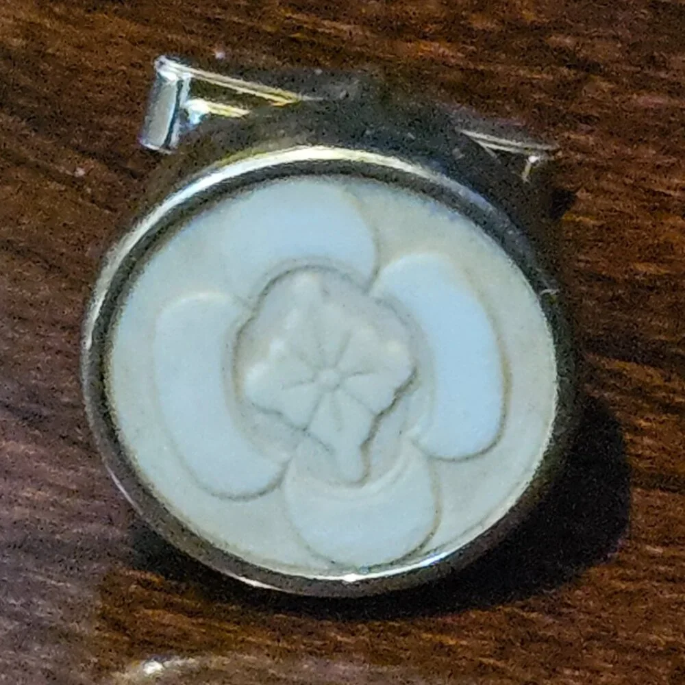 RARE STUNNING VINTAGE ESTATE GUMPS CARVED QUATREFOIL FLORAL 14K GOLD CUFFLINKS